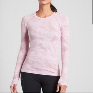 Athleta Women's Momentum Seamless
XS Pink Camo Long Sleeve Top